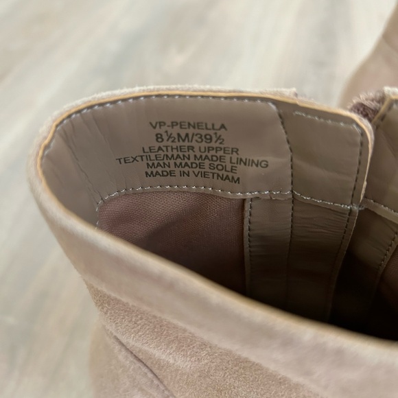 Vince Camuto booties for women. - Picture 4 of 6
